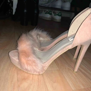  - BABYROSA (ljuset på bilden lurar lite) söta klackar med fluff på, NYSKICK. Aldrig använda, köpta på Nelly. 