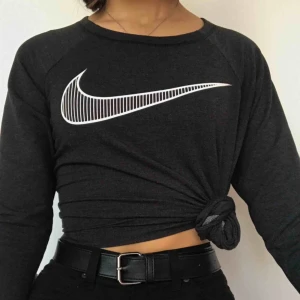  - Äkta nike tröja från deras märke dri-fit. Sjukt bra nu till höstmånaderna. Vädrar bra men håller ändå kroppsvärmen inne. Budgivning slut kl 18 ikv!!!!
