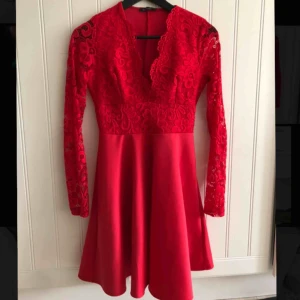  - Säljer min super fina röda klänning från Nelly! Den är i super fint skick eftersom den bara använts två gånger!  Finns att hämta i Dala-Floda men kan tas till Falun, annars står köparen för frakten.  Betalning sker via swish! 