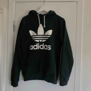  - Mörkgrön hoodie från adidas i herr, därav XS. Jag är en storlek 36/S i alla kläder vanligtvis och är 177cm lång så passform kan variera. Hör gärna av dig om du har frågor! 🥰