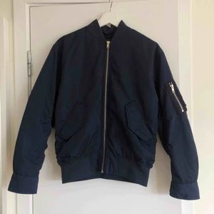  - Oversized marinblå bomberjacka från Filippa K