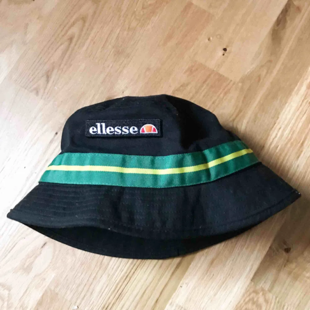 Oanvänd Ellesse Bucket hat. Säljer för stt jag har för stort huvud :). Accessoarer.