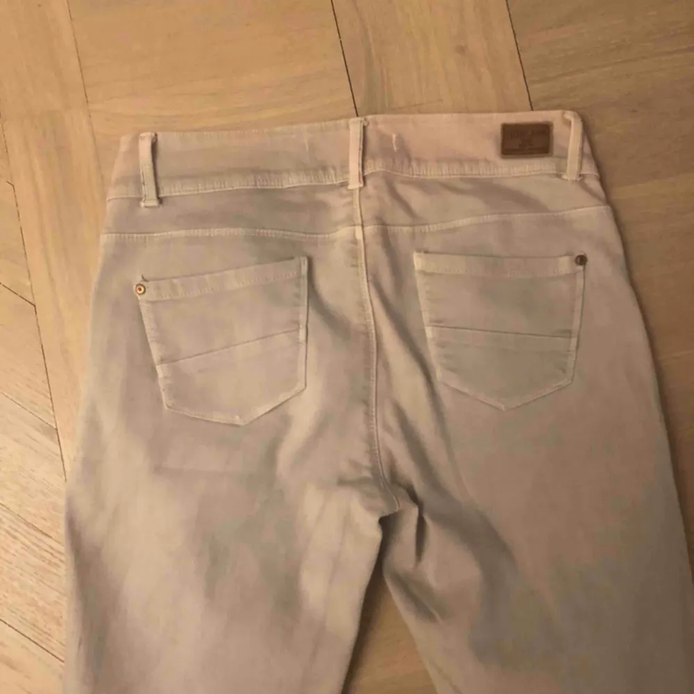 As fräcka byxor med en fade-design💞 Ganska använda därav det låga priset men det finns inga slitningar eller andra defekter 😁 Frakt: 50kr. Jeans & Byxor.