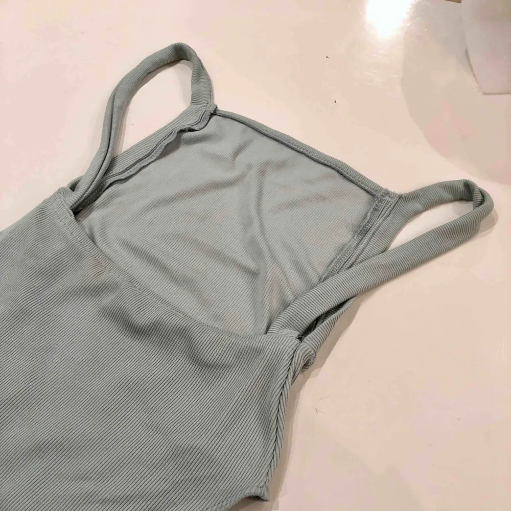 Superfin pastellgrön/ljusgrön body från PULL & BEAR 🍐 Fint skick endast testad. Öppen i ryggen. Frakt 9kr! . Toppar.