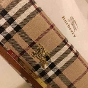  - En helt ny oanvänd Burberry (ej äkta) 