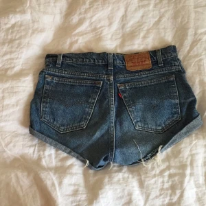  - Mellanblå Levi's shorts som går att vika ned. 
