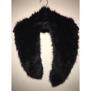  - Pälskrage i fuskpäls.