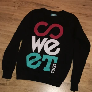  - En cool & skön tröja från Sweet sktbs
Använd ett fåtal gånger
Inköpt från Junkyard