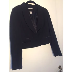  - Snygg kavaj i gott skick! Kan mötas upp i Stockholm eller Uppsala samt posta (köparen står för frakten) :)