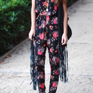  - Gullig jumpsuit / byxdress från h&m. Blommor mot svart bakgrund. Köpt här, men passade mig inte. 
Storlek M. Fint skick. 

Frakten är fyra frimärken 26kr. Har swish. 

Fler bilder kan fås :)