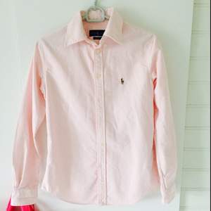 Helt ny Ralph Lauren skjorta i rosa 👔🎀
Köparen står för frakten 💸
