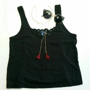  - Liten top från American Eagle med spets detaljer på ryggen. Väldigt fin och perfekt till sommar. Passar S och M. Frakt ligger på 35 kr =)