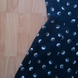  - ▪️▫️Fin klänning med ying & yang mönster all over, söt knäppning längs framsidan▫️▪️

• Storlek: 36
• Märke: H&M Divided 
• Material: 100% Viskos 
• Skick: Använd, men i fint skick
• Övrigt: Inga skavanker 
• Frakt: 14-28kr