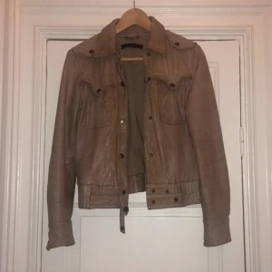  - Skinnjacka i kalvskinn från POUR i puderrosa färg. Midjekort. Köptes för 5 år sedan, då för 4500 kr. Älskar verkligen denna jacka men har tyvärr växt ur den & den har hängt oanvänd de senaste tre åren. Nu är det dags för den att få ett nytt hem!  