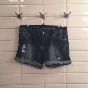  - Jag säljer mina jeansshorts ifrån Only i storlek W29 eller typ 36/38 då de knappt blivit använda. De är i mycket bra skick, som nya. 