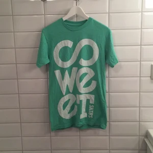  - Jag säljer min T-shirt ifrån Sweet i storlek XS då den knappt blivit använd. Den är i mycket bra skick, som ny. Jag tycker den passar S/M i dam, XS i herr!