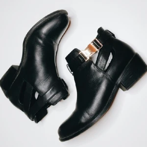  - Svarta ankle boots från Topshop i äckta läder. Använda men i mycket bra skikt! 