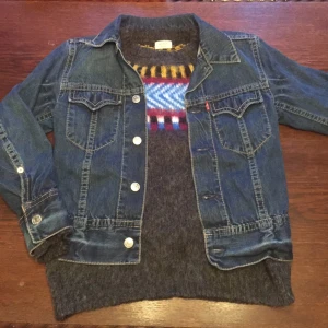  - Jeans levis jacka i storlek L 
Väldig skönt tröja som använde bara en gång, köpte den för 800 kr säljer den för 200