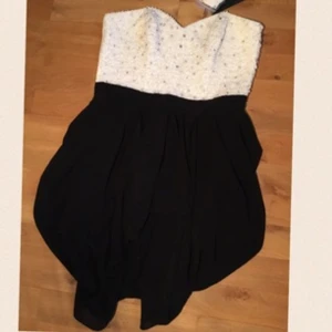  - Jätte fin festklänning! Ny, Dock saknas det ett hänge på dragkedjan bak (se lilla bilden på bild 3) 

Rök & Djurfritt hem!
Kan skickas mot fraktkostnad :) 

Mvh//Frida 