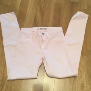  - Ursnygga byxor från J Brand i fin ljusrosa färg. Modell: skinny leg 
Tyvärr för små för mig :(
