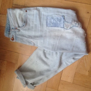  - Jeans från h&m med schyssta slitningar. 
 Kan mötas upp i Stockholm eller skicka. Köparen står för frakten. 