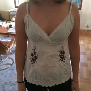  - Klassisk oddmolly blus med fina detaljer
St 3 motsvarar 36/38
Använd ganska mycket och därav det billiga priset