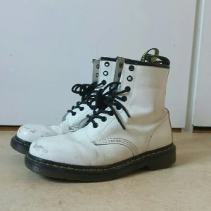  - Vita Dr. Martens, kom och köp!