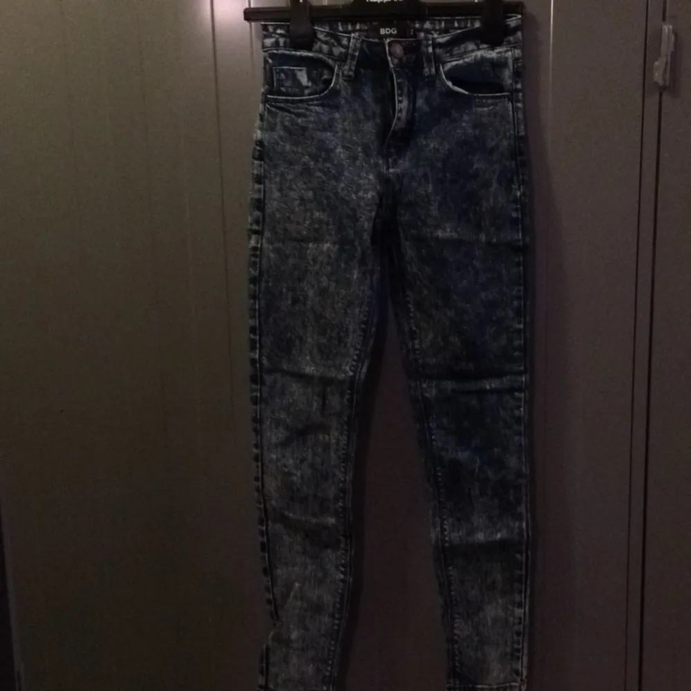 Super stretchiga jeans från Urban outfiters. Använda en gång! 
Köparen betalar frakt eller upphämtning i Upplands-Bro :) . Jeans & Byxor.