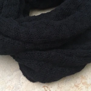  - Svart halsduk från gina