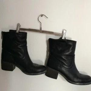  - Svarta boots med liten klack. Dragkedja bakpå. Mkt bekväma men jag använder dom bokstavligen aldrig. Därav i mkt fint skick dessutom. Kanske ett kap :) Köparen står för frakten.