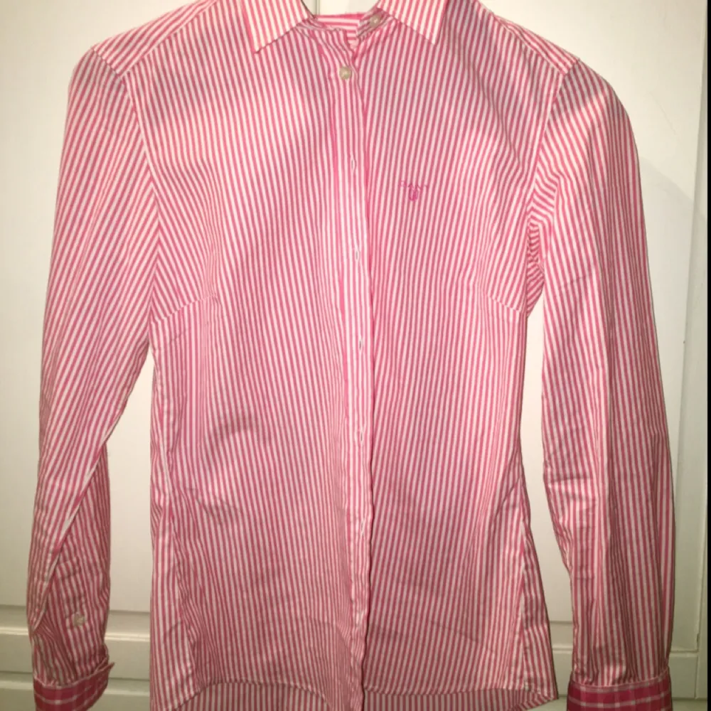 Gant skjorta använd ca 2 ggr. Strl 36, vit och rosarandig.  Tar swish!. Skjortor.