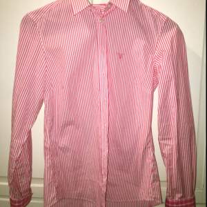 Gant skjorta använd ca 2 ggr. Strl 36, vit och rosarandig.  Tar swish!