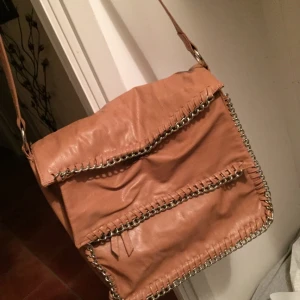  - Ljusbrun/ nude väska. Använd endast 2 gånger. 