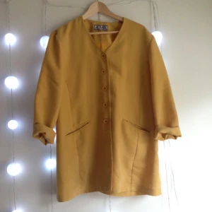  - Kavaj, sommarjacka i senapsgult tunt tyg