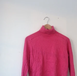  - En riktigt skön polo som passar både small och medium. Relativt tunn!