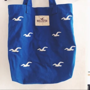  - Tygväska i fint skick från Hollister. Materialet är ganska "kraftigt" och den är rymlig, med en liten innerficka. 

