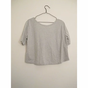  - Snygg t-shirt med knut i ryggen. Passar S-M. Frakt 28kr ✨