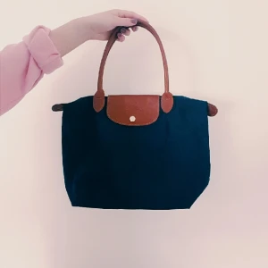  - Liten men smidig! Le pliage i storlek small från longchamp. Ganska liten men rymmer mycket och är inprincip oanvänd. 
Fler bilder kan skickas om så önskas. 
Fraktkostnad står du för och jag tar gärna emot betalningar genom Swish. 
Ha en bra dag! ♡