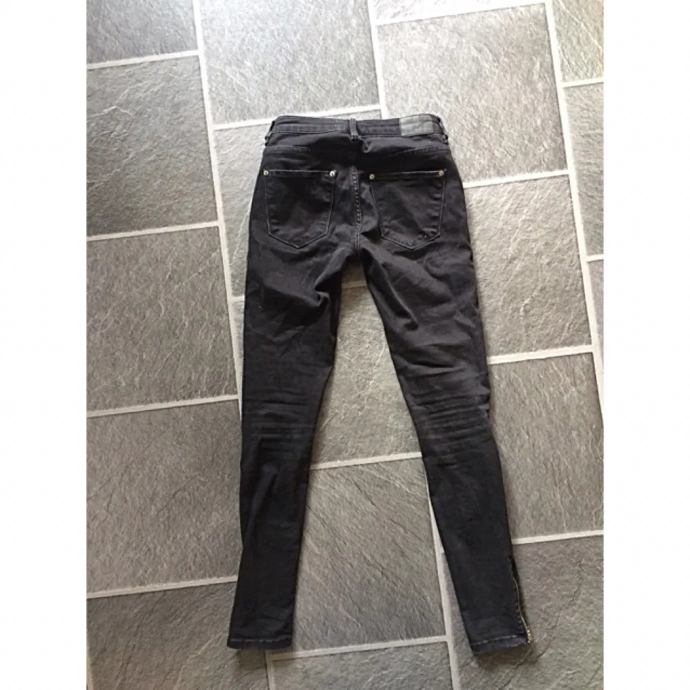 Svarta Kristen zip jeans från Gina tricot! Fint skick. Frakt 70kr✨. Jeans & Byxor.