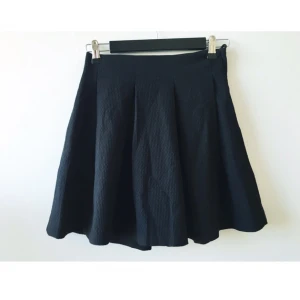  - Voluminös klockad kjol från H&M. Bastant och grov. Aldrig använd.