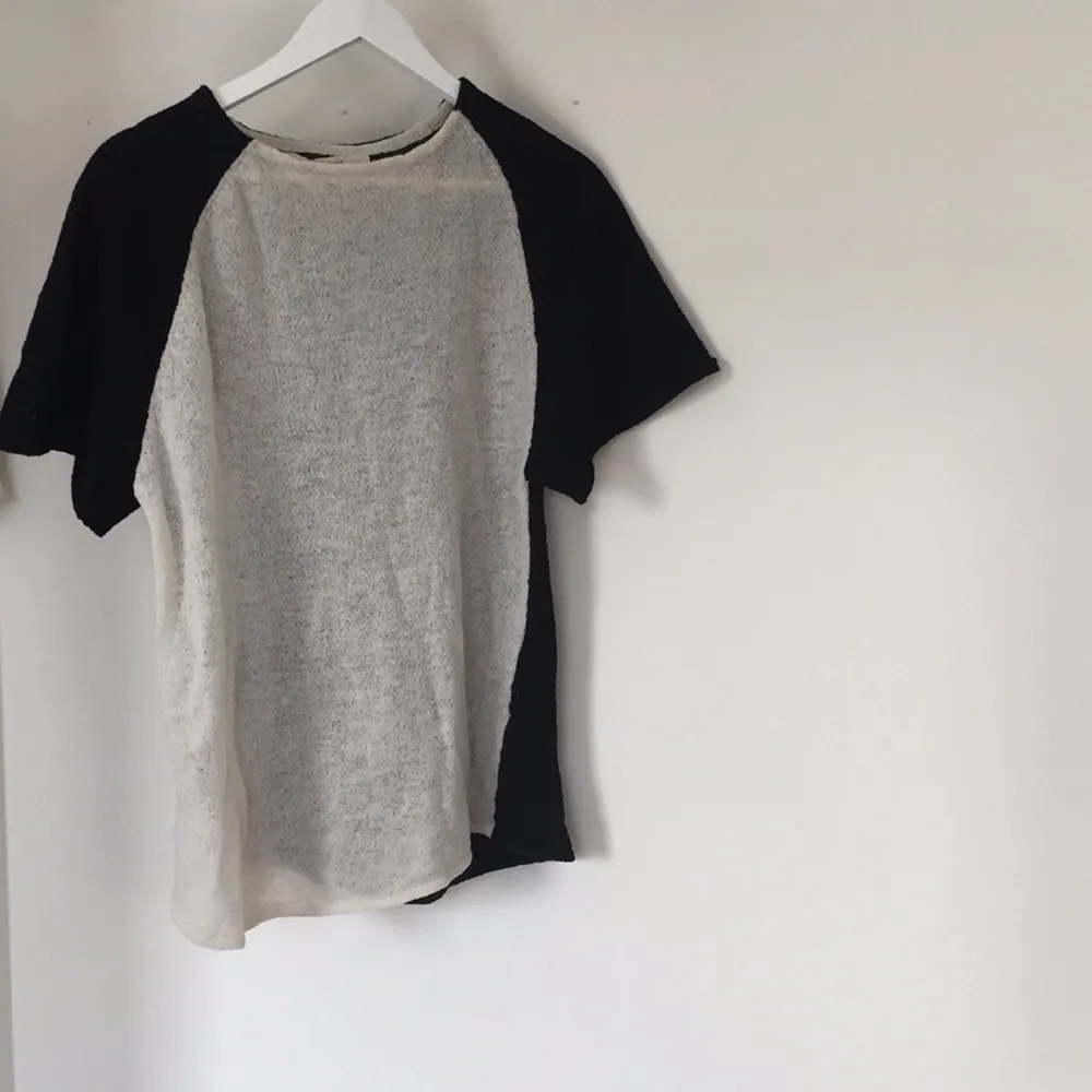 ZARA KNIT svart & vit . T-shirts.