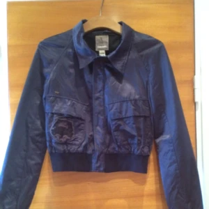  - Mörkblå Jacquard mönstrad bomberjacka i siden från Whyred. Stl Small. Bra skick.  