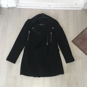  - Snygg stilren kappa från Zara, inköpt för ca. 1100 kr och använd ett fåtal gånger men inga skador och är fräsch, nästintill nyskick. Kan mötas kring Stockholms området. 