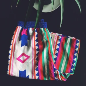  - Färgglada strandbyxor från boohoo, perfekt över bikini, Passar 36-38 ev 40. 

💥Alla priser är INKLUSIVE PORTO.💥