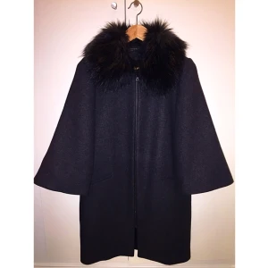  - Fabulous vår/höst kappa från Zara. Kommer dessvärre inte till användning då jag har en annan liknande..
Pälsen är avtagbar. 
Köparen står för ev frakt! 
Pris kan diskuteras vid snabb affär.