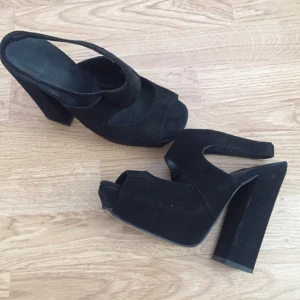  - Jättefina klackar i mocka. Köpta begagnade men aldrig använda av mig pga för stora. Fint skick! 