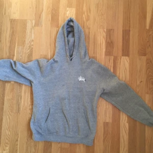  - Clean stussy-hoodie. Säljer eftersom den är för liten för mig. Passar typ S-M. Såklart passar den både tjejer och snubbar.
