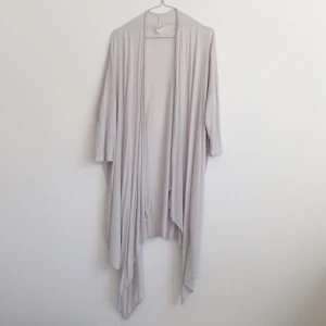  - Superhärligt plagg från monki som lyfter vilken sommaroutfit som helst 🌞✨ Väldigt mjuk och skön i 100% viskos! Knappt använd så helt i nyskick 💎 frakt 49kr 📦 jag har svisch! 