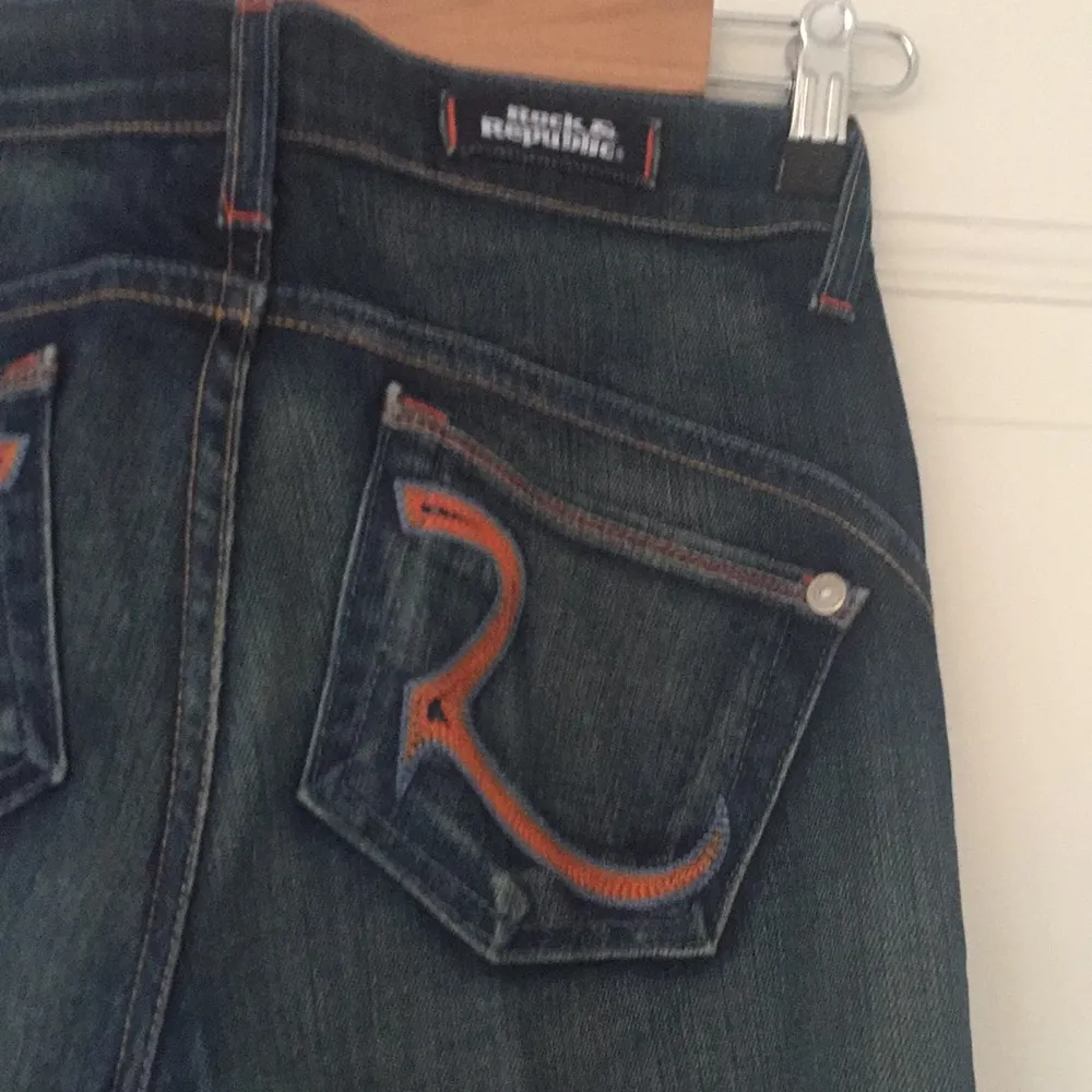 Supersnygga bootcut jeans med låg midja från Rock & Republic som var väldigt heta för ett antal år sen. Sparsamt använda och knappt tvättade.. Jeans & Byxor.