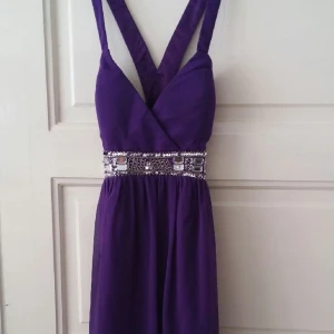  - Klänning använd 1 gång. Kort, ca halva låret. 